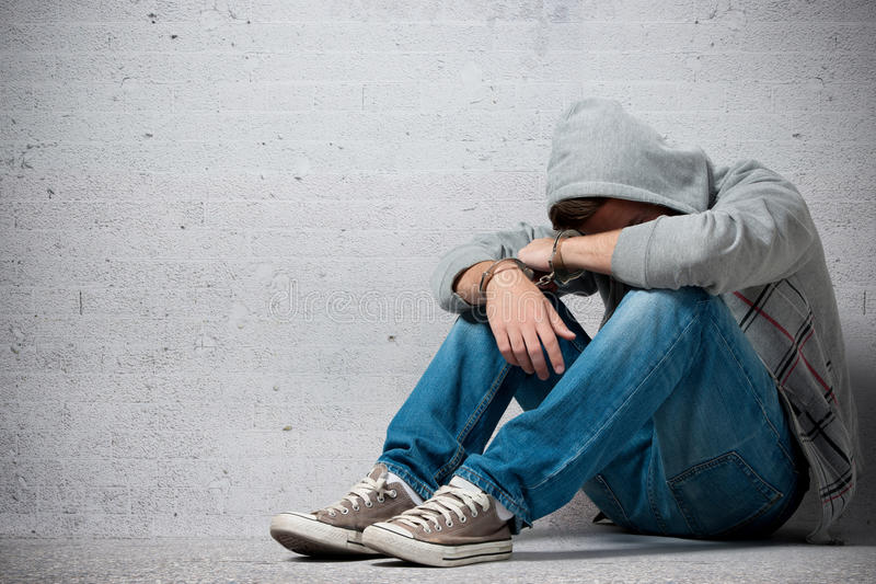 adolescente-arrestato-con-le-manette-26374824